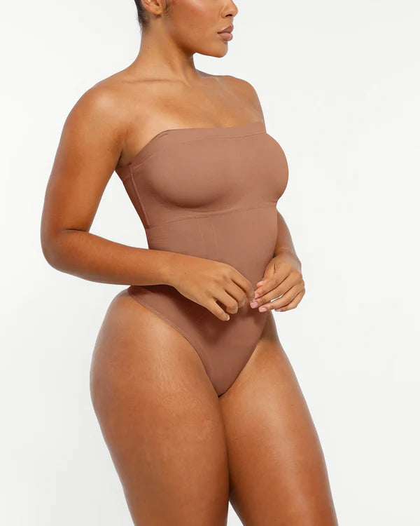 Nahtlos geformter trägerloser Tanga-Bodysuit
